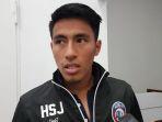 gelandang-arema-fc-hanif-sjahbandi-saat-diwawancarai.jpg