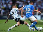 gelandang-argentina-angel-di-maria-kiri-bersaing-dengan-striker-italia-giacomo-raspadori-kanan.jpg