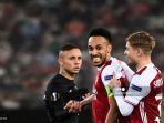 gelandang-arsenal-emile-smith-rowe-kanan-dan-pierre-emerick-aubameyang-tengah.jpg
