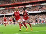 gelandang-arsenal-inggris-bukayo-saka-kanan-melakukan-selebrasi-dengan-odegaard.jpg