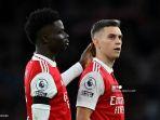 gelandang-arsenal-inggris-bukayo-saka-kiri-dan-gelandang-arsenal-leandro-trossard.jpg