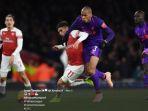 gelandang-arsenal-lucas-torreira-berduel-dengan-pemain-liverpool-fabinho.jpg