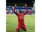 gelandang-asal-mali-makan-konate-saat-merayakan-golnya-di-persija.jpg