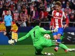 gelandang-atletico-madrid-antoine-griezmann-kanan-berebut-bola-dengan-kiper-liverpool.jpg