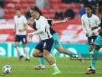 gelandang-austria-xaver-schlager-2l-bersaing-dengan-striker-inggris-jack-grealish-tengah.jpg
