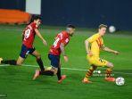 gelandang-barcelona-asal-belanda-frenkie-de-jong-kanan-berduel-dengan-ruben-garcia.jpg