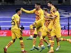 gelandang-barcelona-dari-gabon-pierre-emerick-aubameyang-kiri-merayakan-dengan-rekan-setimnya.jpg