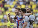gelandang-barcelona-frenkie-de-jong-kiri-merayakan-gol-dengan-rekan-satu-timnya.jpg