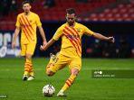 gelandang-barcelona-miralem-pjanic-menendang-bola.jpg