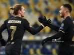 gelandang-barcelona-prancis-antoine-griezmann-kiri-dan-sergino-dest.jpg