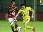 gelandang-barito-putera-danilo-sekulic-menggiring-bola.jpg