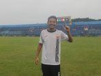 gelandang-baru-persija-jakarta-evan-dimas-darmono-berfose-salam-jempol.jpg