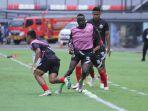 gelandang-baru-persija-jakarta-melakukan-pemanasan.jpg