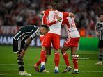 gelandang-bayern-munich-10-leroy-sane-kiri-merayakan-gol-ke-gawang-man-united.jpg