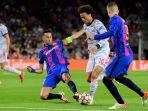 gelandang-bayern-munich-leroy-sane-kanan-berebut-bola-dengan-sergio-busquets.jpg