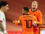 gelandang-belanda-donny-van-de-beek-kanan-merayakan-gol.jpg