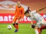 gelandang-belanda-donny-van-de-beek-menembak-dan-mencetak-gol-pertama-timnya.jpg