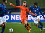 gelandang-belanda-frenkie-de-jong-kiri-bersaing-memperebutkan-bola-dengan-manuel-locatelli.jpg