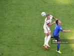 gelandang-belgia-alexis-saelemaekers-menyundul-bola.jpg