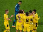 gelandang-belgia-borussia-dortmund-axel-witsel-merayakan-dengan-rekan-satu-tim.jpg