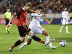 gelandang-belgia-kevin-de-bruyne-kiri-berebut-bola-dengan-bek-wales.jpg