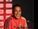 gelandang-belgia-youri-tielemans-berbicara-selama-konferensi-pers.jpg