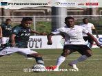 gelandang-bertahan-persikabo-manahati-lestusen-dihadang-pemain-persipura.jpg