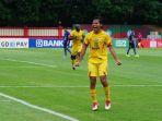 gelandang-bhayangkara-fc-adam-alis-saat-melakukan-seleberasi.jpg