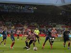 gelandang-brentford-prancis-bryan-mbeumo-tengah-menyalakan-bola.jpg