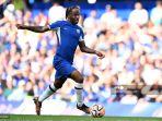 gelandang-chelsea-07-raheem-sterling-berlari-dengan-bola.jpg