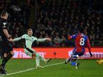 gelandang-chelsea-23-conor-gallagher-menembak-bola.jpg