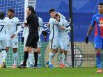 gelandang-chelsea-as-christian-pulisic-2r-merayakan-dengan-mason-mount.jpg