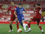gelandang-chelsea-as-christian-pulisic-melewati-pemain-liverpool.jpg