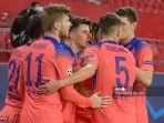 gelandang-chelsea-asal-inggris-mason-mount-tengah-merayakan-golnya-bersama-rekan-rekannya.jpg