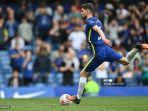 gelandang-chelsea-asal-italia-jorginho-menembak-dari-titik-penalti-tetapi-gagal.jpg