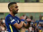 gelandang-chelsea-asal-maroko-hakim-ziyech-merayakan-mencetak-gol-pembuka.jpg