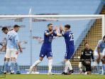 gelandang-chelsea-asal-maroko-hakim-ziyech-tengah-merayakan-kemenangan-dengan-gilmour.jpg