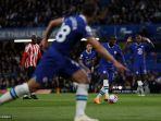 gelandang-chelsea-asal-prancis-ngolo-kante-2r-berlari-dengan-membawa-bola.jpg