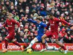gelandang-chelsea-inggris-conor-gallagher-tengah-berebut-bola-dengan-gelandang-liverpool.jpg