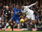gelandang-chelsea-inggris-raheem-sterling-kiri-bersaing-dengan-bek-leeds-united-junior-firpo.jpg