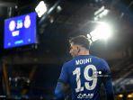 gelandang-chelsea-mason-mount-meninggalkan-lapangan-setelah-laga-lawan-real-madrid-usai.jpg