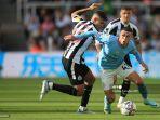 gelandang-city-foden-berebut-bola-dengan-gelandang-newcastle-guimaraes.jpg