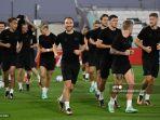gelandang-denmark-christian-eriksen-c-dan-rekan-setimnya-mengikuti-sesi-latihan.jpg