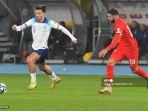 gelandang-inggris-11-jack-grealish-kiri-mengontrol-bola-di-depan-gelandang-makedonia-utara.jpg