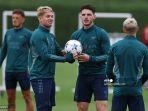 gelandang-inggris-arsenal-10-emile-smith-rowe-2k-dan-declan-rice.jpg