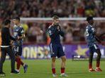 gelandang-inggris-arsenal-emile-smith-rowe-tengah-bereaksi.jpg