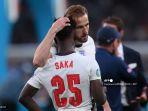 gelandang-inggris-bukayo-saka-kiri-dihibur-oleh-penyerang-inggris-harry-kane.jpg