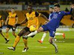 gelandang-inggris-chelsea-mason-mount-kanan-mengontrol-bola-saat-lawan-wolves.jpg
