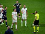 gelandang-inggris-kalvin-phillips-dan-penyerang-inggris-harry-kane.jpg