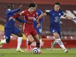 gelandang-inggris-liverpool-curtis-jones-tengah-menggiring-bola.jpg